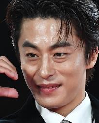 구교환